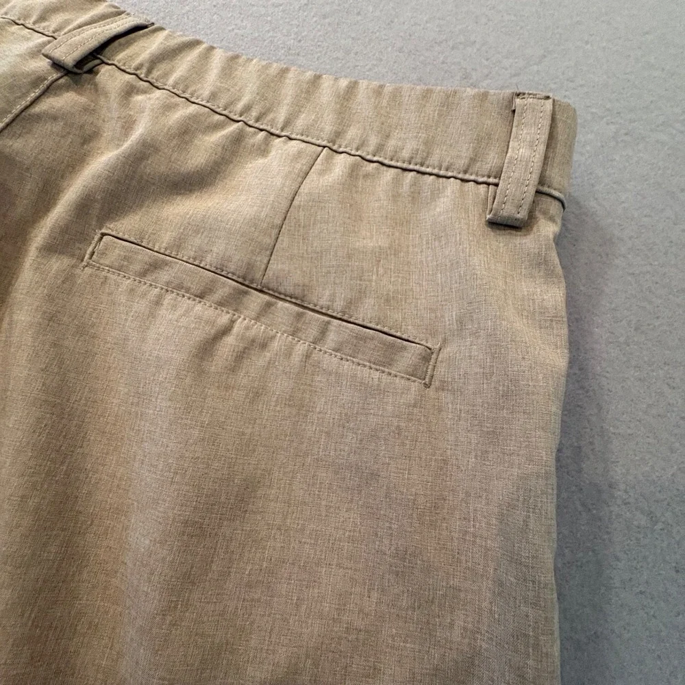 PGA Tour Men's Golf Shorts Beige Flat Front Performance Stretch Size 34 (33) EUC